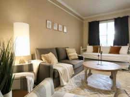 Stylish Sanctuary King Beds Upscale Condo，位于盖恩斯维尔的酒店