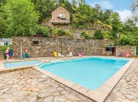 Lovely stacaravan In Conques-en-rouergues With Outdoor Swimming Pool，位于Conques-en-Rouergue的露营地