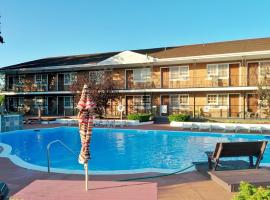 河头镇东区经济酒店，位于河头镇的带泳池的酒店