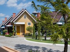 Picha Ville Resort，位于Watthana Nakhon的带泳池的酒店