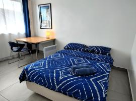 PROMO! Near Train Station, FREE WIFI!，位于墨尔本的酒店