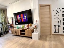 LUJO Proyector, Maquina Arcade, Wifi y patinetes，位于奥维多的酒店