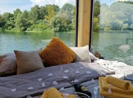 AQUACHILL houseboat & wellness，位于里托斯基挪威克的船屋