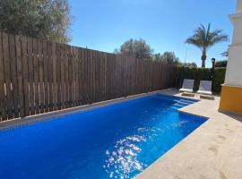 Villa Alegre - 2 bed villa with private heated pool on Mar Menor Golf - family friendly，位于托雷帕切科的酒店