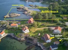 Cabin at the sea close to public beach with a jumpingtower，位于Höviksnäs的海滩短租房