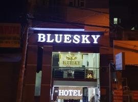 Bluesky Tan Son Nhat Golf Center Hotel，位于胡志明市旧邑郡的酒店