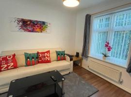 Stylish 4beds house with parking for contractors & families, HS2 NEC，位于马斯顿格林的度假屋