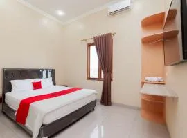 RedDoorz Syariah near Lemahabang Station