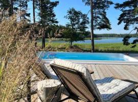 Beautiful Villa by the sea，位于波尔沃的带泳池的酒店