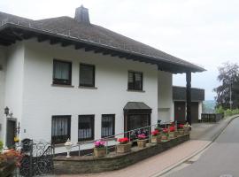 Vulkaneifel-Ferienwohnungen am Felsenpfad，位于格罗尔斯泰因的酒店