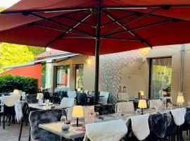 LOGIS HÔTEL, CHALETS et RESTAURANT LES CHATELMINÉS，位于拉布雷斯的酒店
