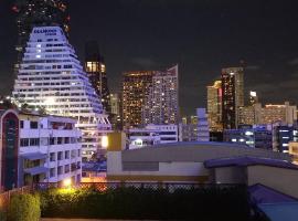 Panoramic City View Room at Silom，位于曼谷钟那席轻轨站附近的酒店
