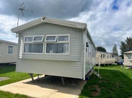 8 Berth Caravan in St Osyth，位于Jaywick Sands的露营地