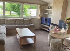 6 berth caravan Cherry tree holiday park Great yarmouth，位于Belton的度假园