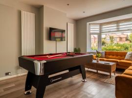 Luxury Affordable Business Stay with Hot Tub and Pool Table，位于Enfield Lock的酒店