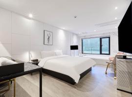 The Amber Hotel，位于杨平郡的酒店