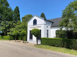 Detached house in rural area with park garden，位于伦德的酒店