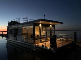 Modern houseboat in Offingawier with terrace，位于Offingawier的船屋