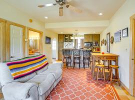 Vibrant Terlingua Vacation Rental Near Big Bend!，位于特灵瓜的度假屋