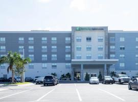 Holiday Inn Express & Suites Tampa Stadium - Airport Area, an IHG Hotel，位于坦帕雷蒙詹姆斯体育场附近的酒店