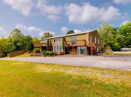 Scenic View Lodge - Entire Property，位于布卢明顿的酒店