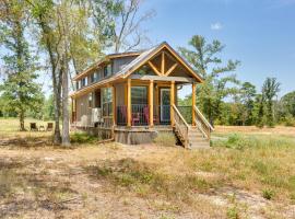 Tiny Vacation Rental Home about 12 Mi to Lake Fork!，位于Mineola的酒店