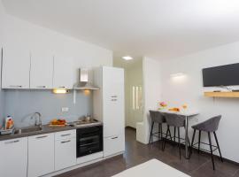 Studio apartman Maris，位于Kastel Stari的酒店