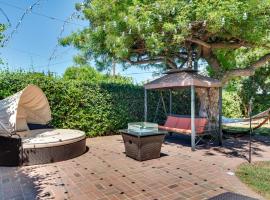 Pet-Friendly Van Nuys Home with Patio and Fire Pit，位于范奈斯的酒店