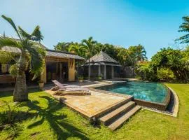 Villa sur le golf avec piscine et jardin tropical