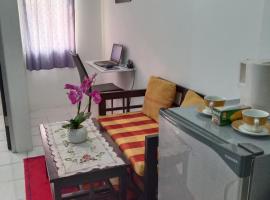 Apartemen 32 m2 dengan 2 kamar tidur dan 1 kamar mandi pribadi di Gresik，位于Gresik的酒店