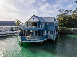 Bay of Islands Apartment On The Water- The Bridge，位于Opua的酒店