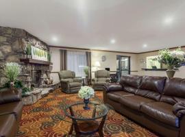 Days Inn & Suites by Wyndham Kaukauna WI，位于Kaukauna的酒店