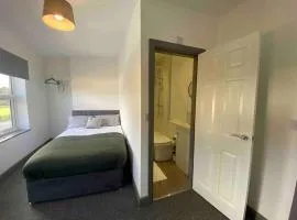 Private Ensuite Rooms with Kitchen - Ideal for Work & Travel
