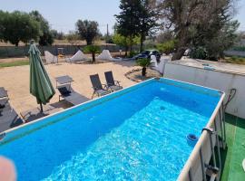 Villetta con piscina fuoriterra，位于Serranova的酒店