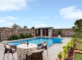 StayVista's La Villa Farm - Tranquil Retreat with Outdoor Pool, Games & Terrace，位于Mohāna的酒店