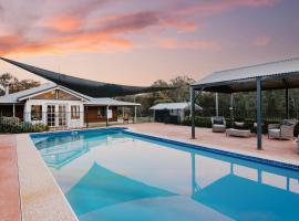 'Wilpine' Poolside Country Luxury near Town，位于马奇的酒店