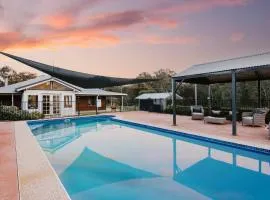 'Wilpine' Poolside Country Luxury near Town