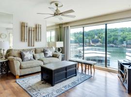 Community Pool Lakefront Osage Beach Condo!，位于欧塞奇比奇的酒店