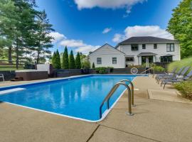 Luxury Maineville Villa with Private Pool and Deck，位于Maineville的酒店