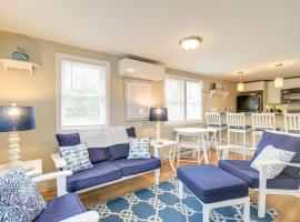 Charming Wareham Cottage Near Bay and Cape Cod!，位于瓦尔汉的酒店