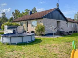 Nice Home In Hultsfred With Kitchen，位于胡尔茨弗雷德的酒店