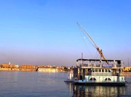 Floating Hotel- Happy Nile Boat，位于卢克索的船屋