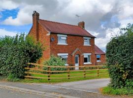 Little Harries Cottage - surrounded by open fields，位于里彭的度假屋