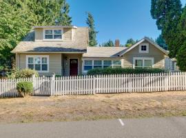 Charming Indianola Home Walk to Town!，位于Indianola的酒店