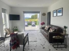 Magilligan - Cottage - Sleeps 6 - Parking - Garden，位于Aghanloo的酒店