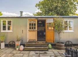 Relaxing Retreat - The Shepherds Hut - Hot Tub，位于White Waltham的酒店