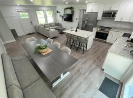 Gardner Lake 2 Queen/1King/2 Bath/Laundry- Private，位于Salem的酒店