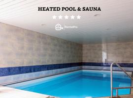[charming chalet, pool & sauna] in Salouf，位于Salouf的木屋