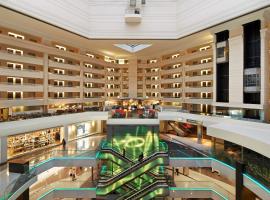 Embassy Suites by Hilton Washington DC Chevy Chase Pavilion，位于华盛顿Reeves Athletic Complex & Greenberg Track附近的酒店