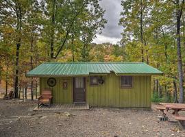 1 Mi to Raystown Lake Wyatt Earp Cabin with Deck!，位于亨丁顿的酒店